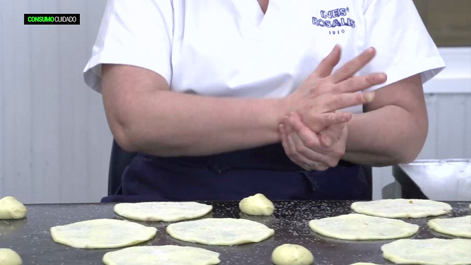 La torta de aceite, una seña de identidad sevillana desde hace más de un siglo