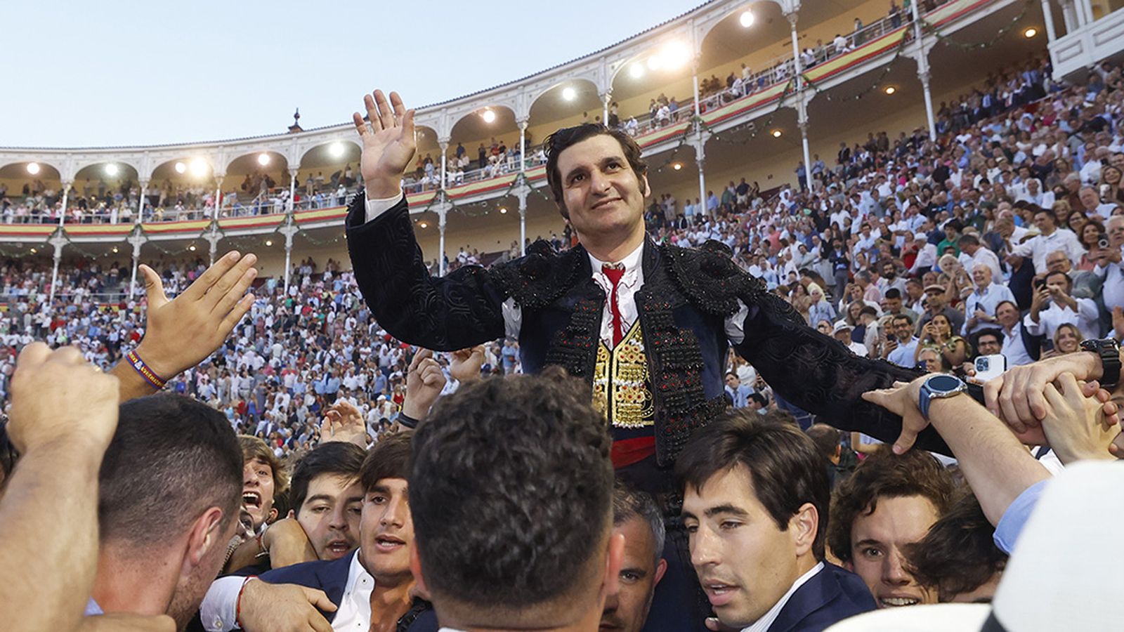 Morante sale a hombros de Las Ventas