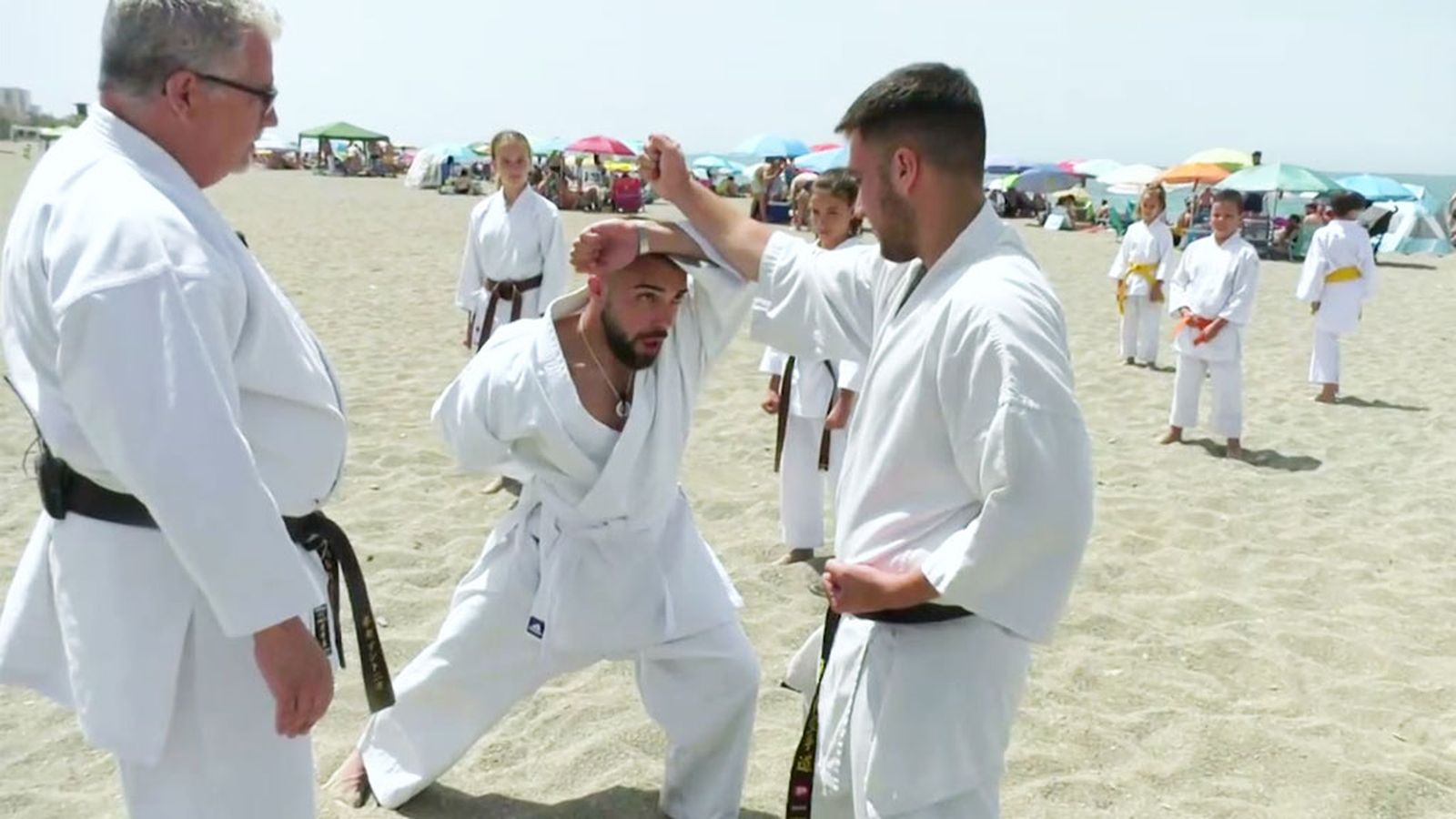 Practicando kárate con un cinturón negro en una playa de Salobreña