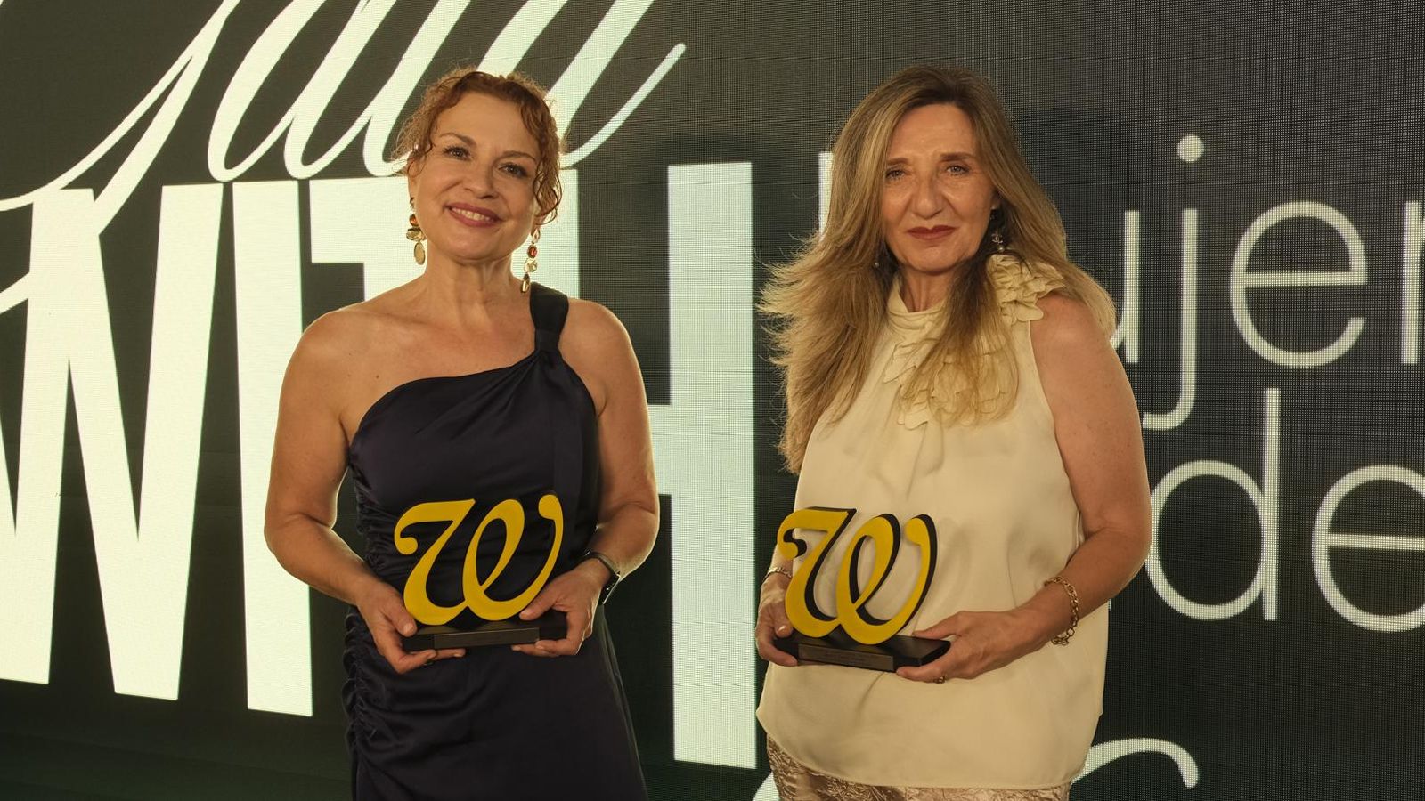 Beatriz Castillo y Natalia Barnés posan con su premio