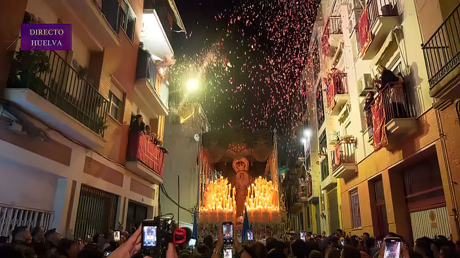 Lluvia de pétalos y 'vivas' a la Virgen de la Victoria en el barrio onubense del Matadero