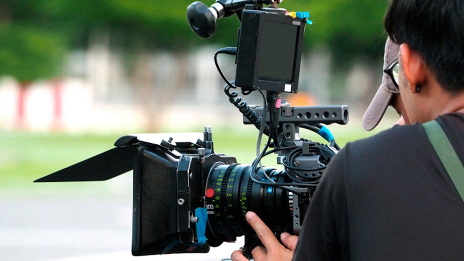 Profesionales del cine rodando en exteriores
