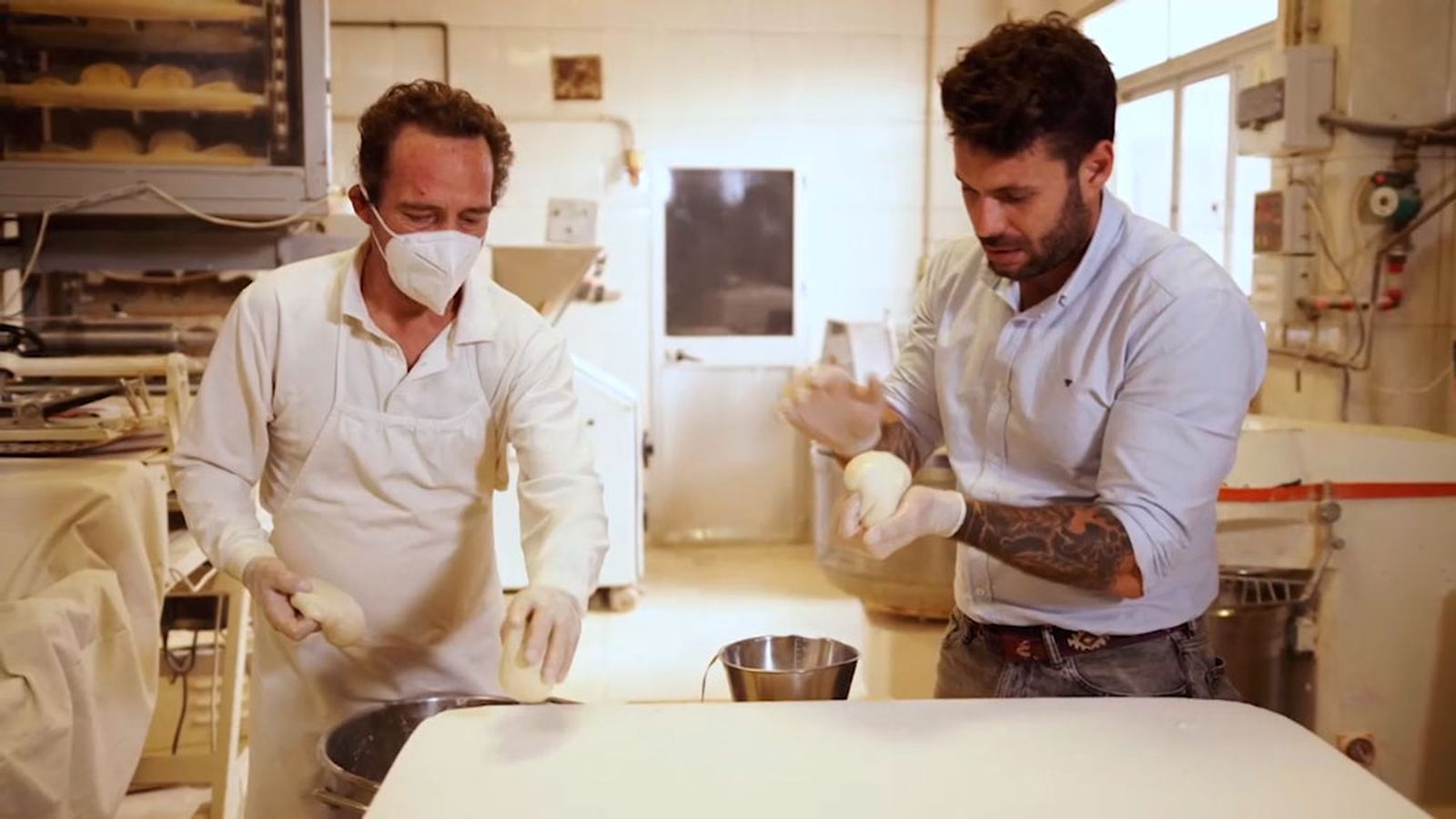 Bosco saborea los auténticos molletes de Archidona