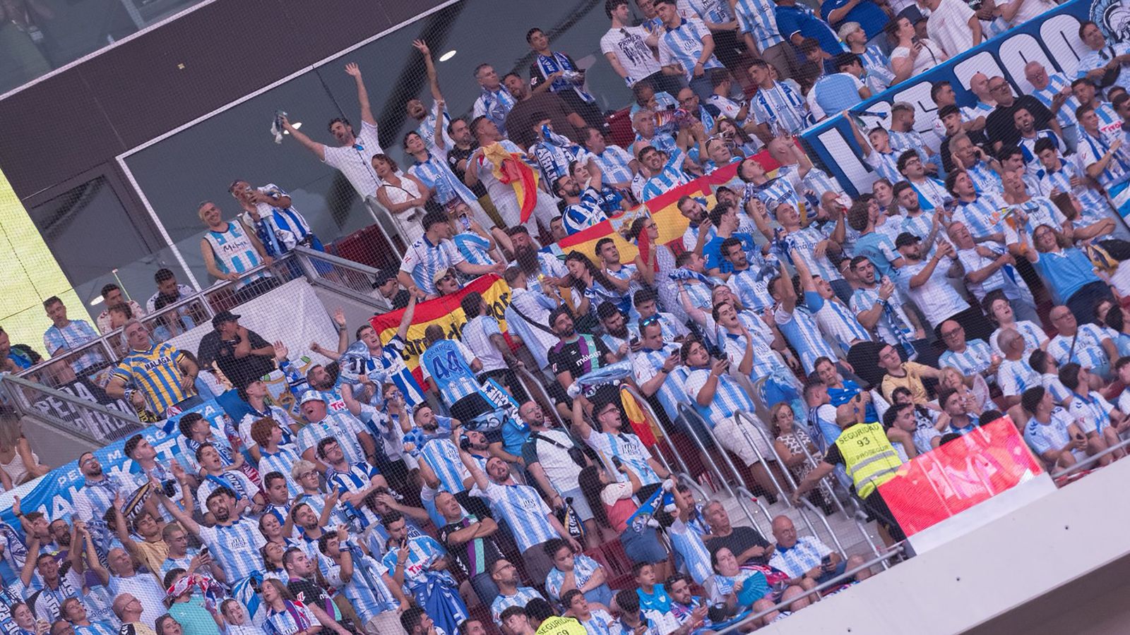 Miles de aficionados malaguistas en el Metropolitano.