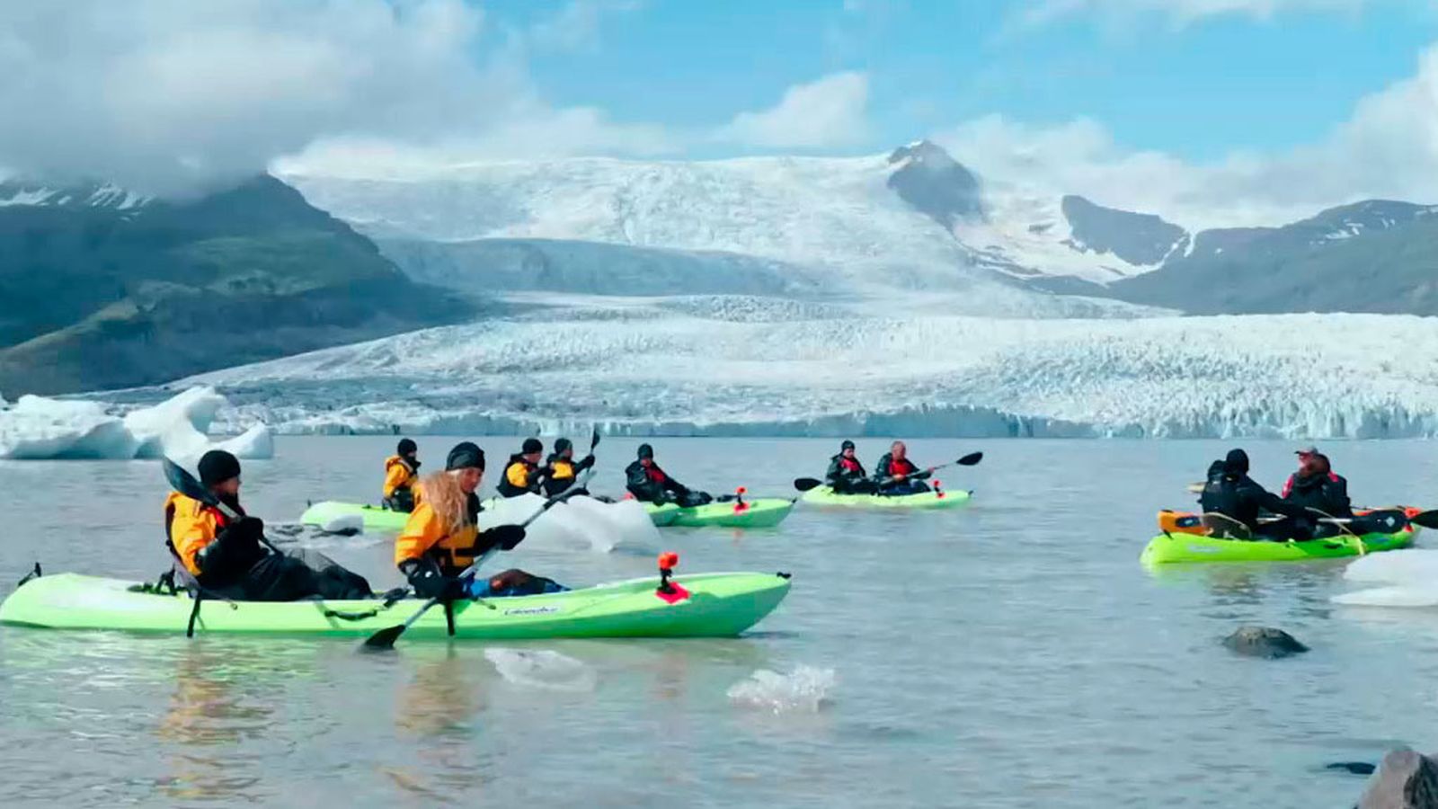 La emocionante y arriesgada aventura de navegar en kayak entre icebergs