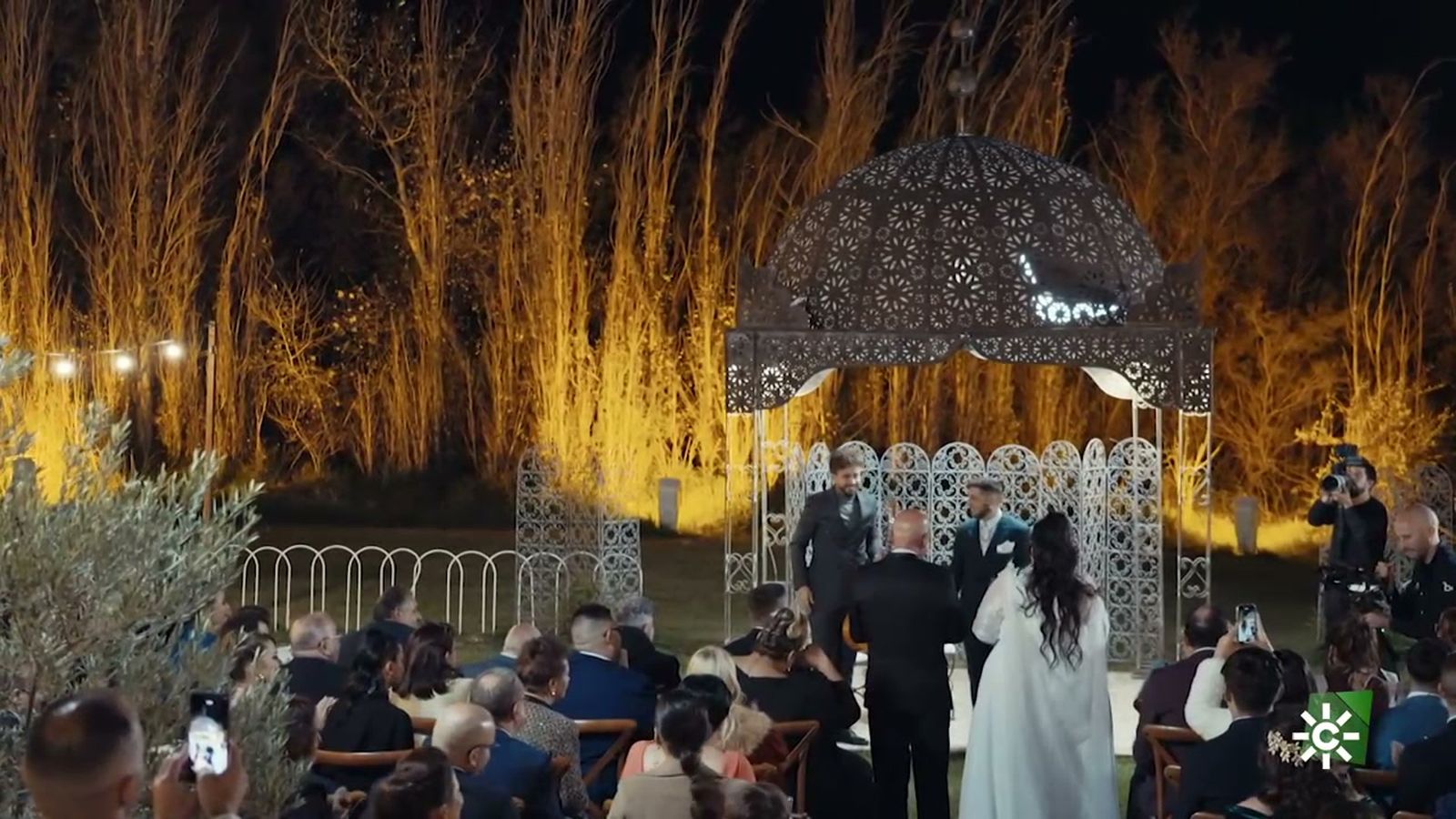 La novia acude adonde no hay nadie para la ceremonia porque la sorprenderán en otro espacio