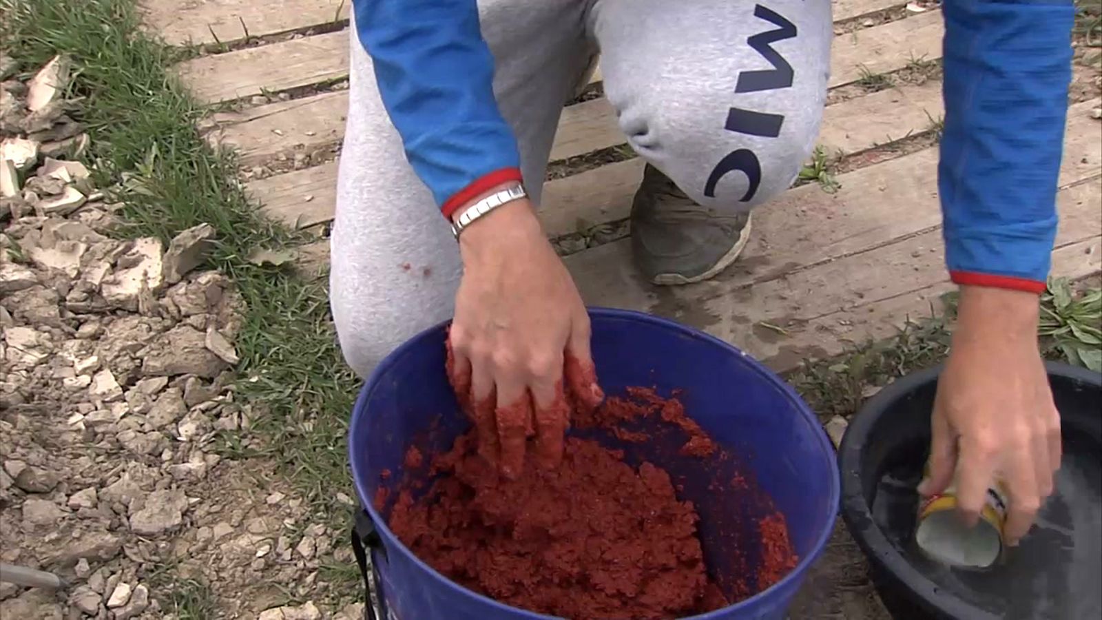 Cómo prepara un campeón de España el engodo para pescar alburnos