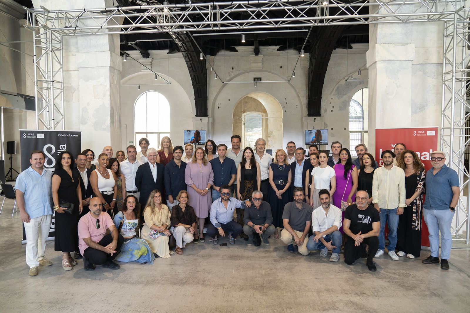 Patrocinadores, instituciones, empresas, y artistas en la presentación de Otras perlas.