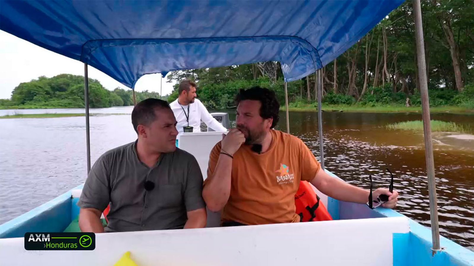 Zarpamos en barca hasta una playa en Punta de Sal, Honduras, junto a Pablo Lema