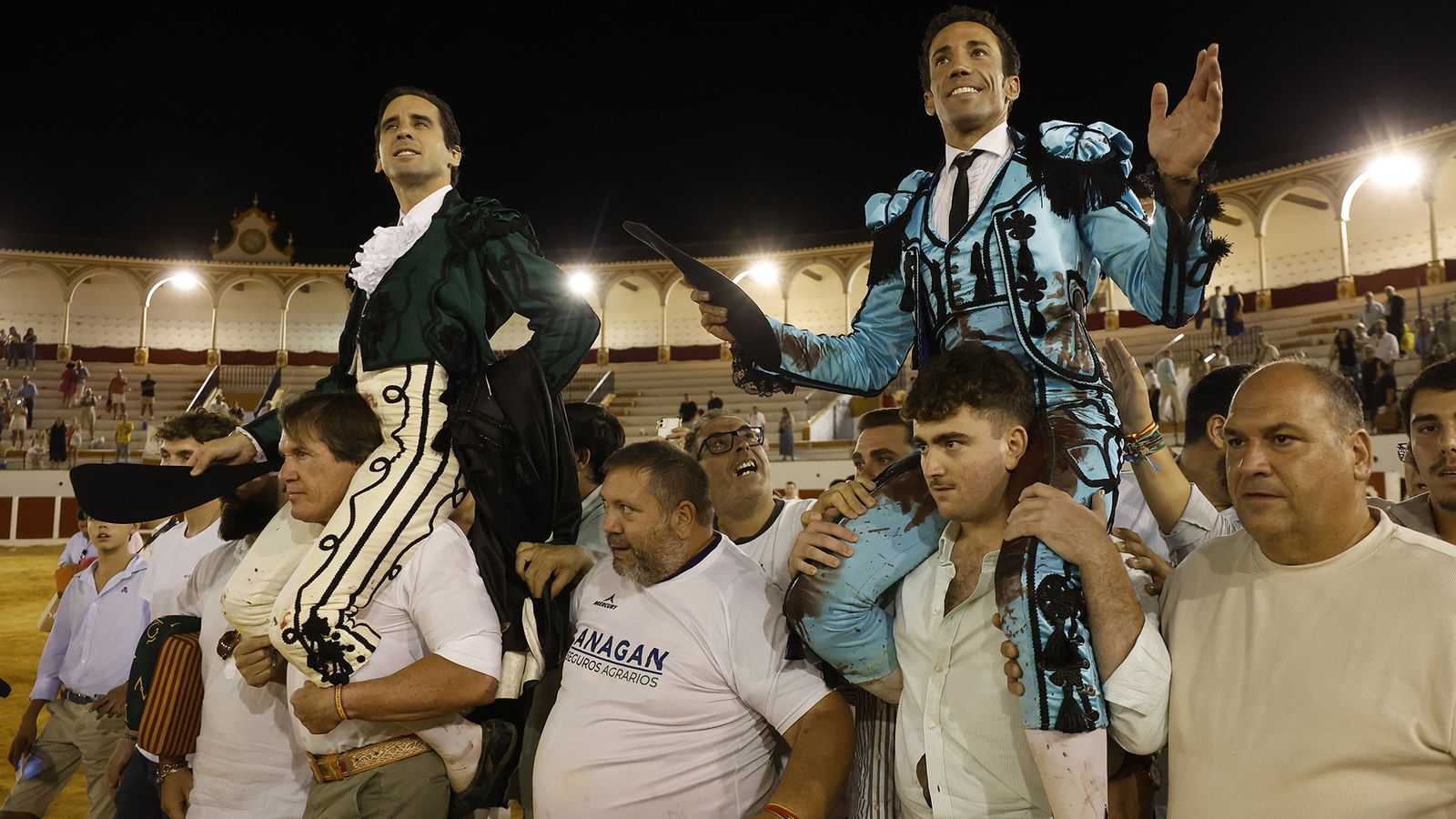 Juan Ortega y David de Miranda a hombros en la Goyesca de Antequera.