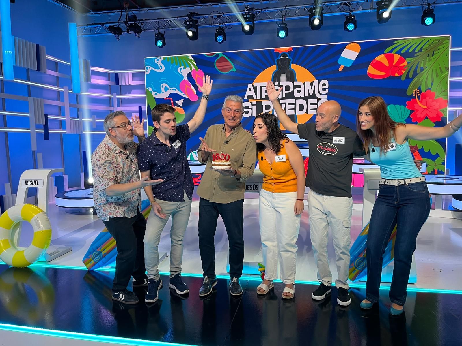 Manolo Sarriá y concursantes de "Atrapame si puedes"