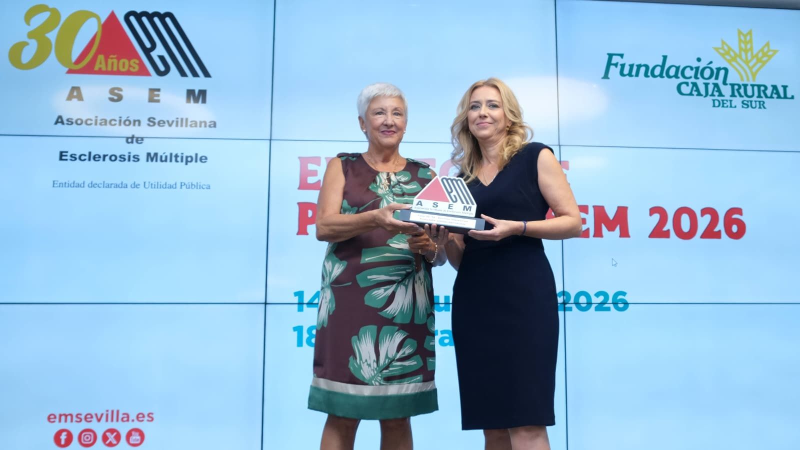 Momento de la entrega del galardón a los SSII de Canal Sur Televisión