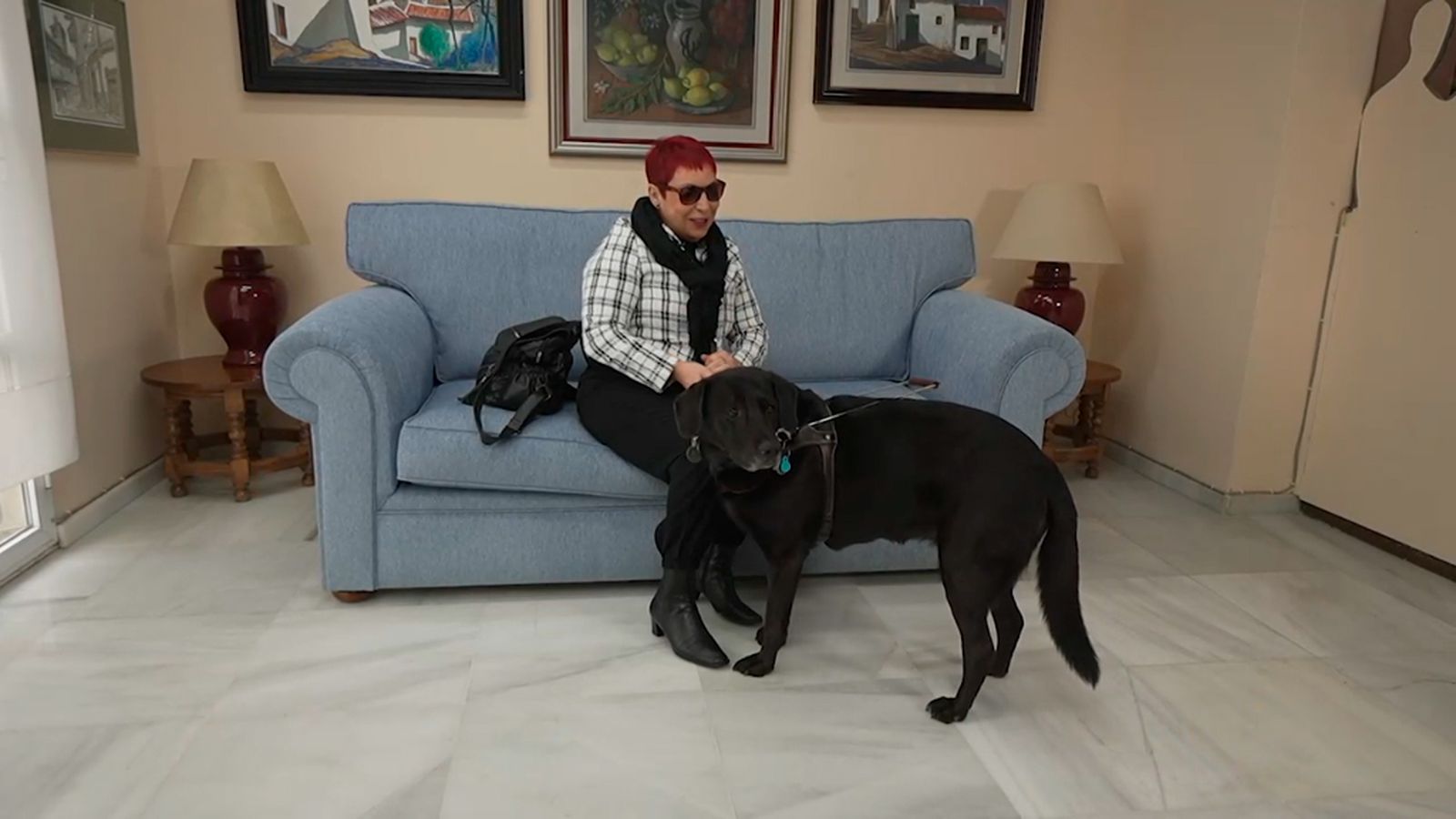 Conchi perdió la visión pero volvió a recuperar la luz y la sonrisa gracias a Xalina, su perra guía