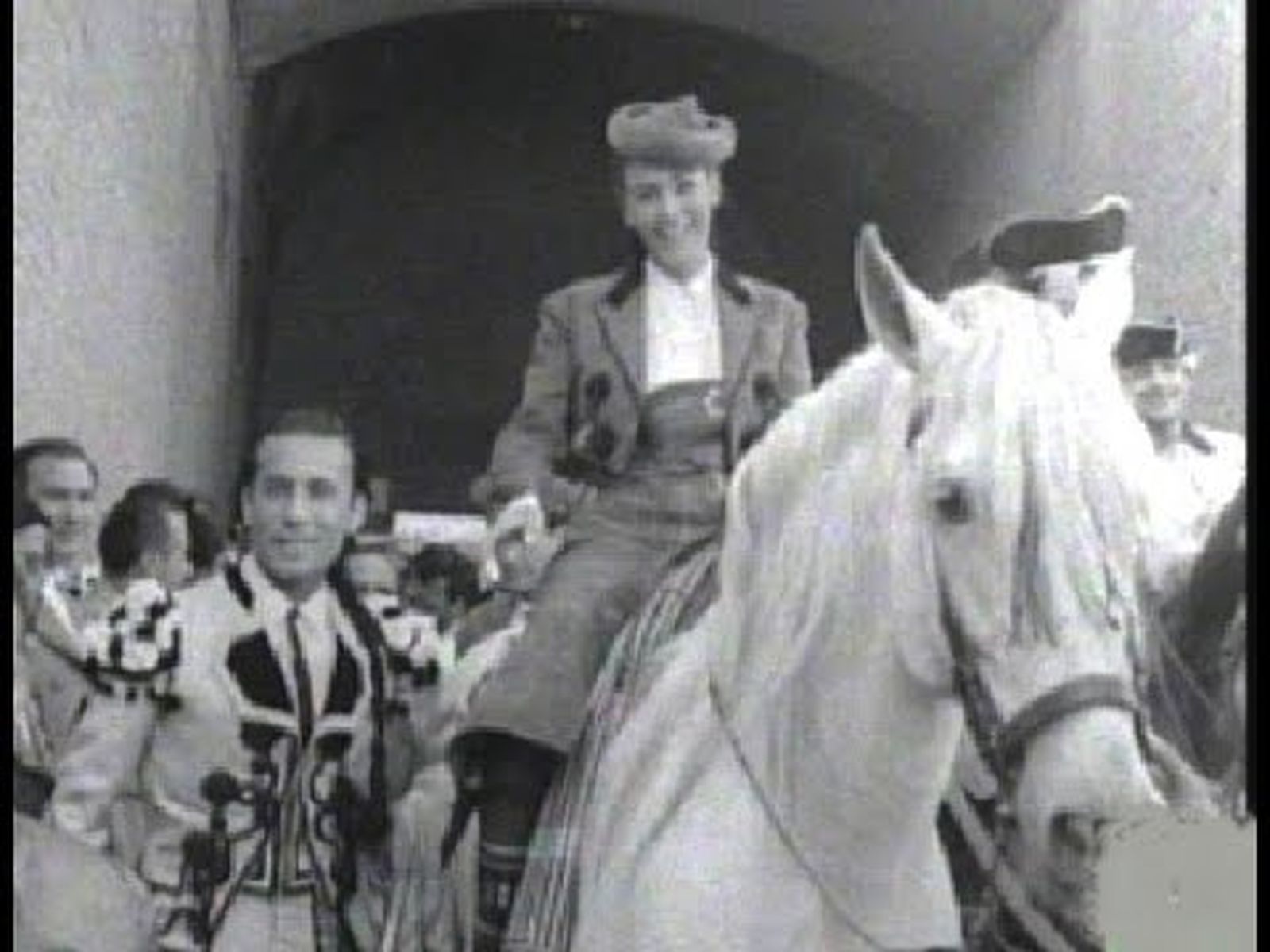 Goyesca en Madrid: Paquita Torres madrina a caballo (1967)