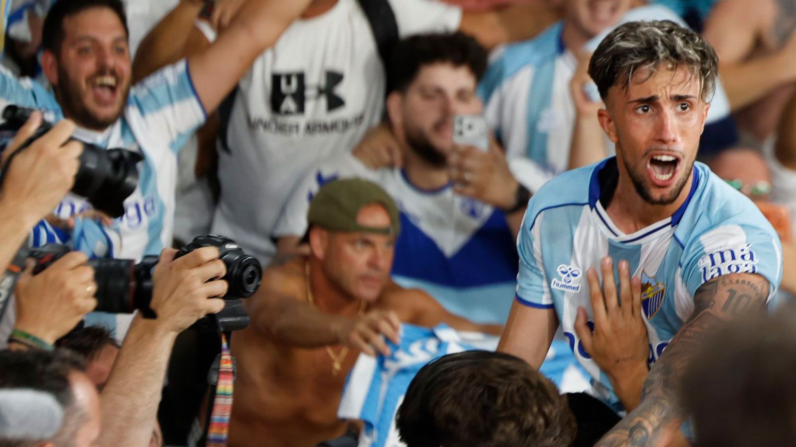 El Málaga, entre la marea blanquiazul por el ascenso a primera y promesas de inversión