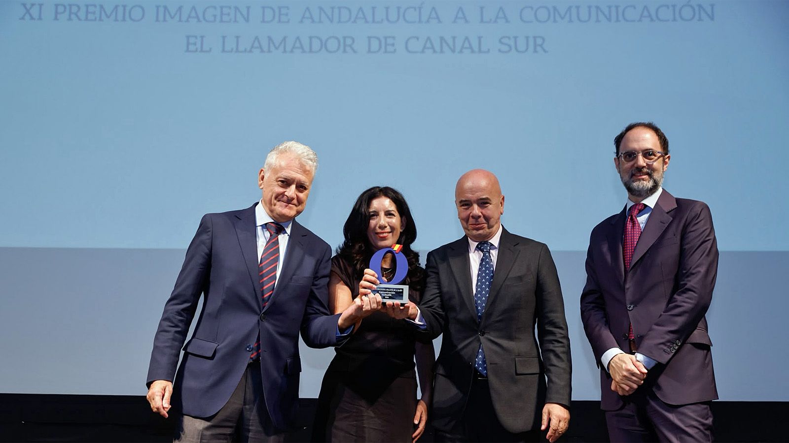 Juan Miguel Vega, Sonia Chapado y Fran López de Paz posan con el galardón en el almeriense Teatro Apolo