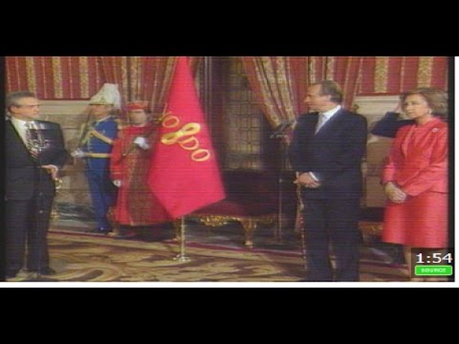 Sevilla: el Rey Juan Carlos I entrega la bandera de la ciudad (1995)