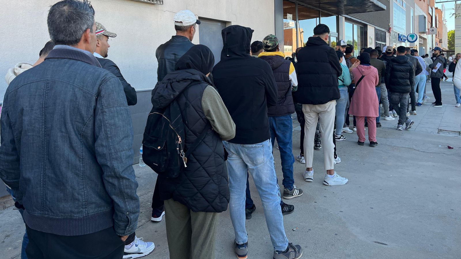 Colas en el consulado de Marruecos en Almería