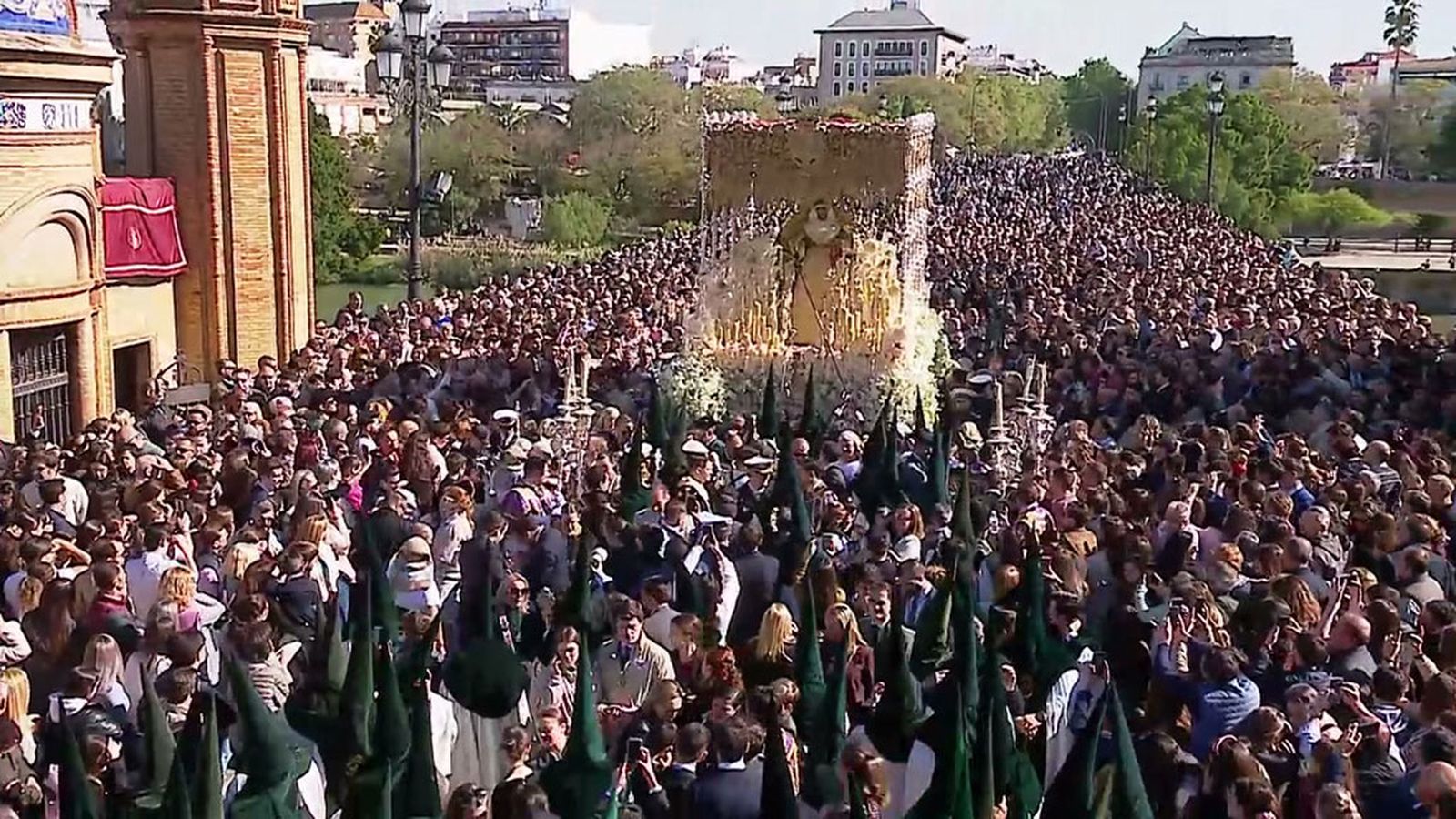 La Esperanza de Triana regresa a su barrio en olor de multitudes