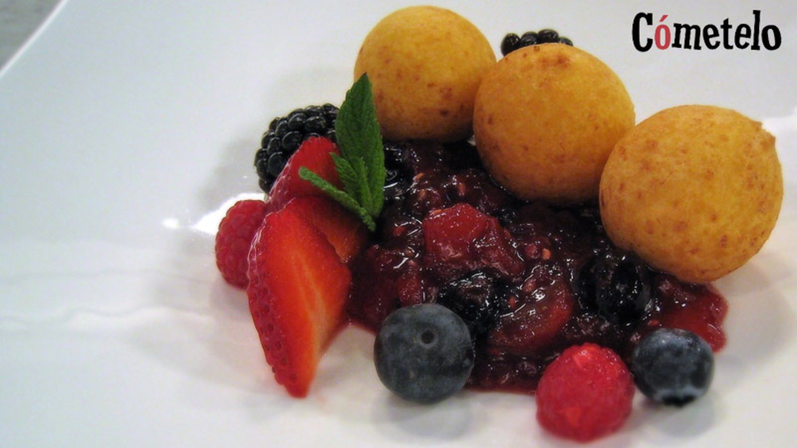 800x450 Cómetelo (buñuelos de queso con frutos rojos)