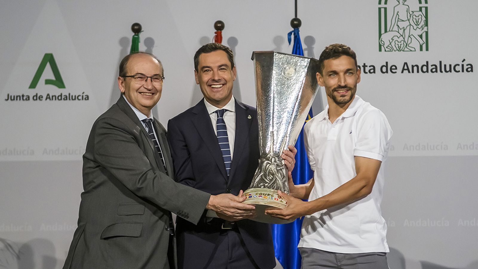 Moreno con la copa europea del Sevilla