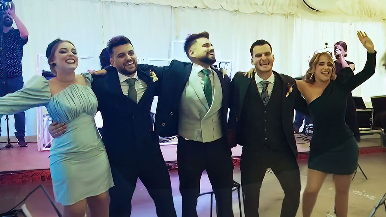 Los hijos de los novios cantan la sintonía de la serie Los Serranos