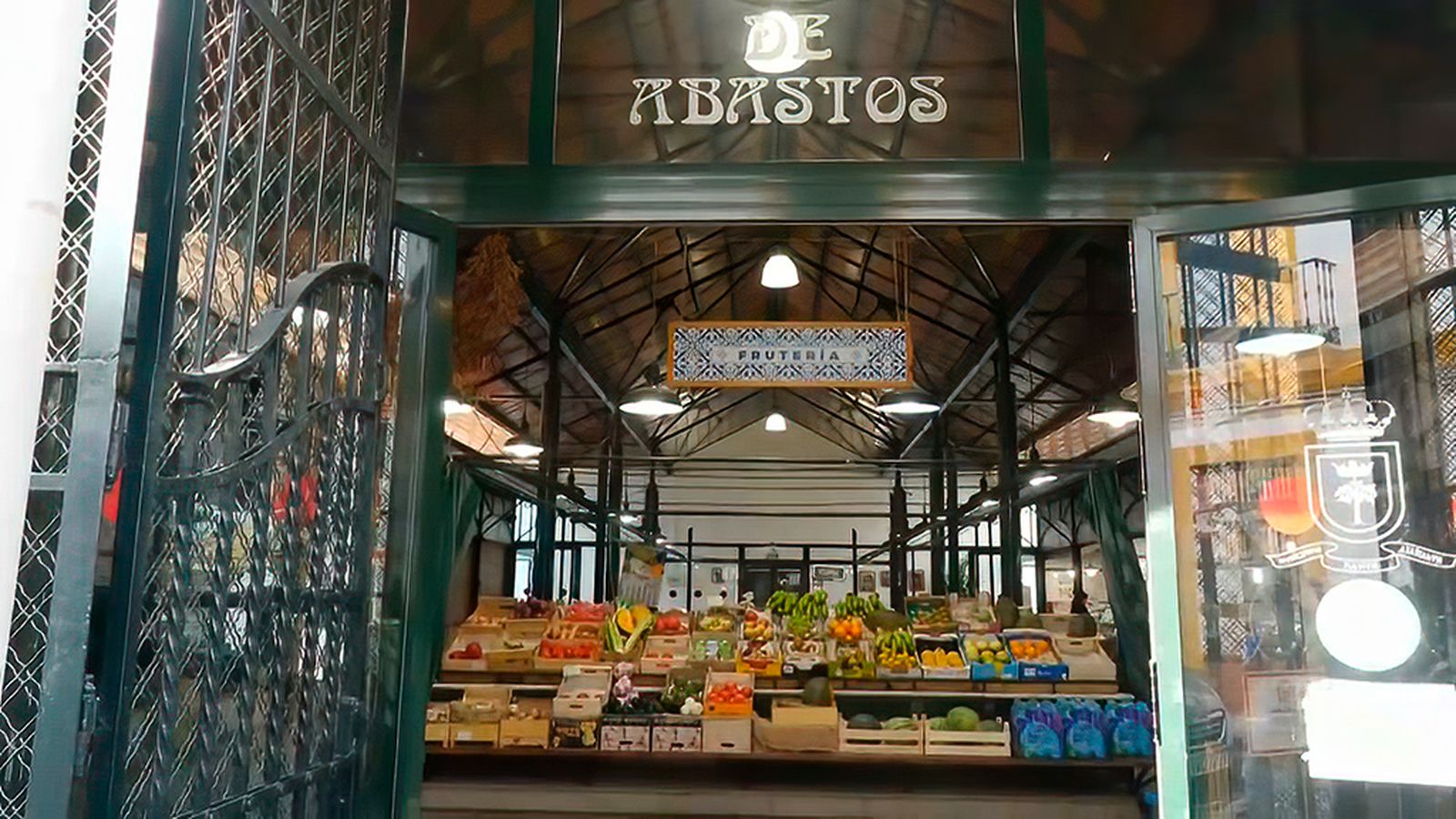 Una visita al mercado de abastos de Lora del Río, obra de Aníbal González