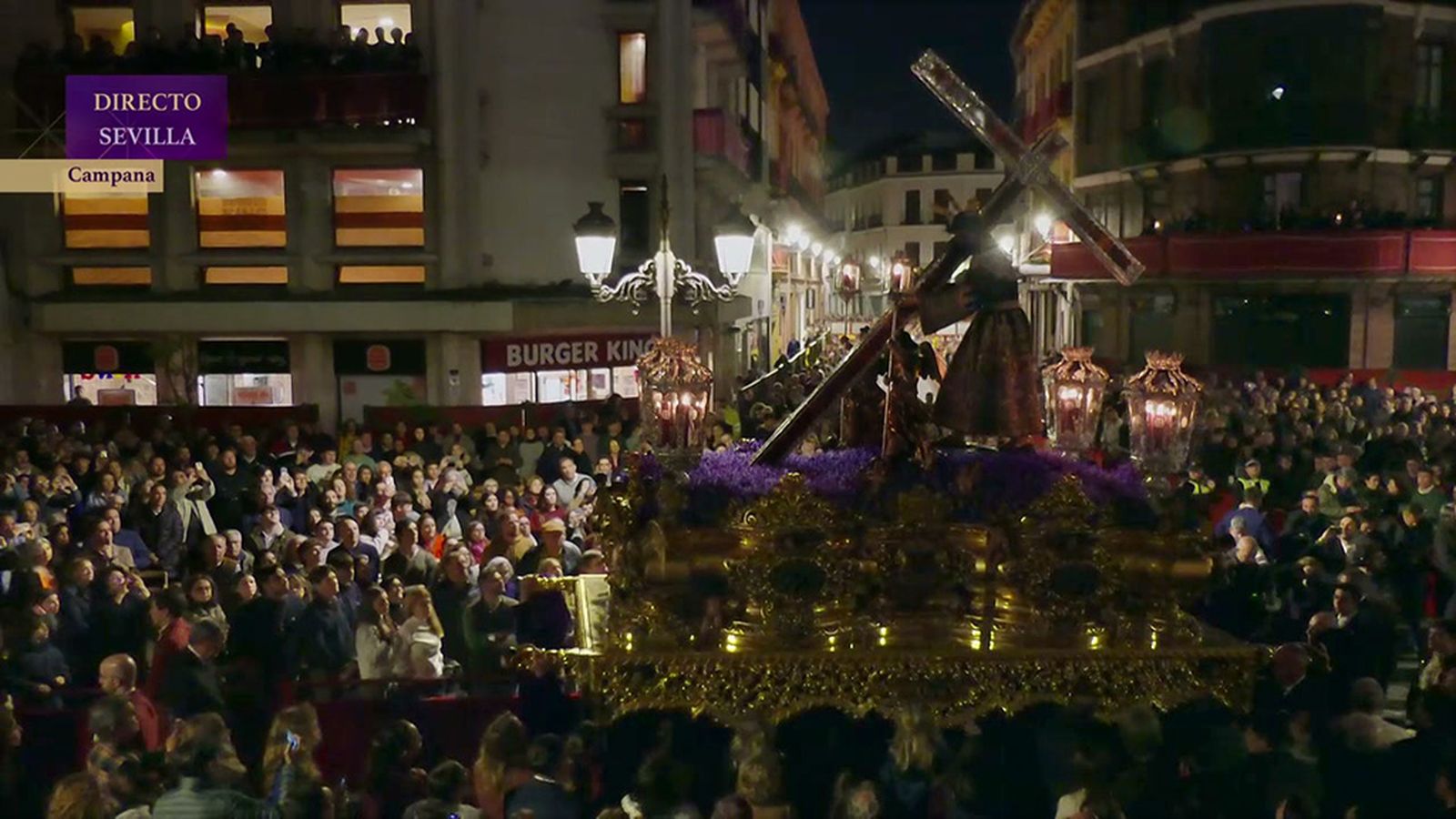 Solo las incesantes plegarias de saetas turban el paso del Silencio en Sevilla