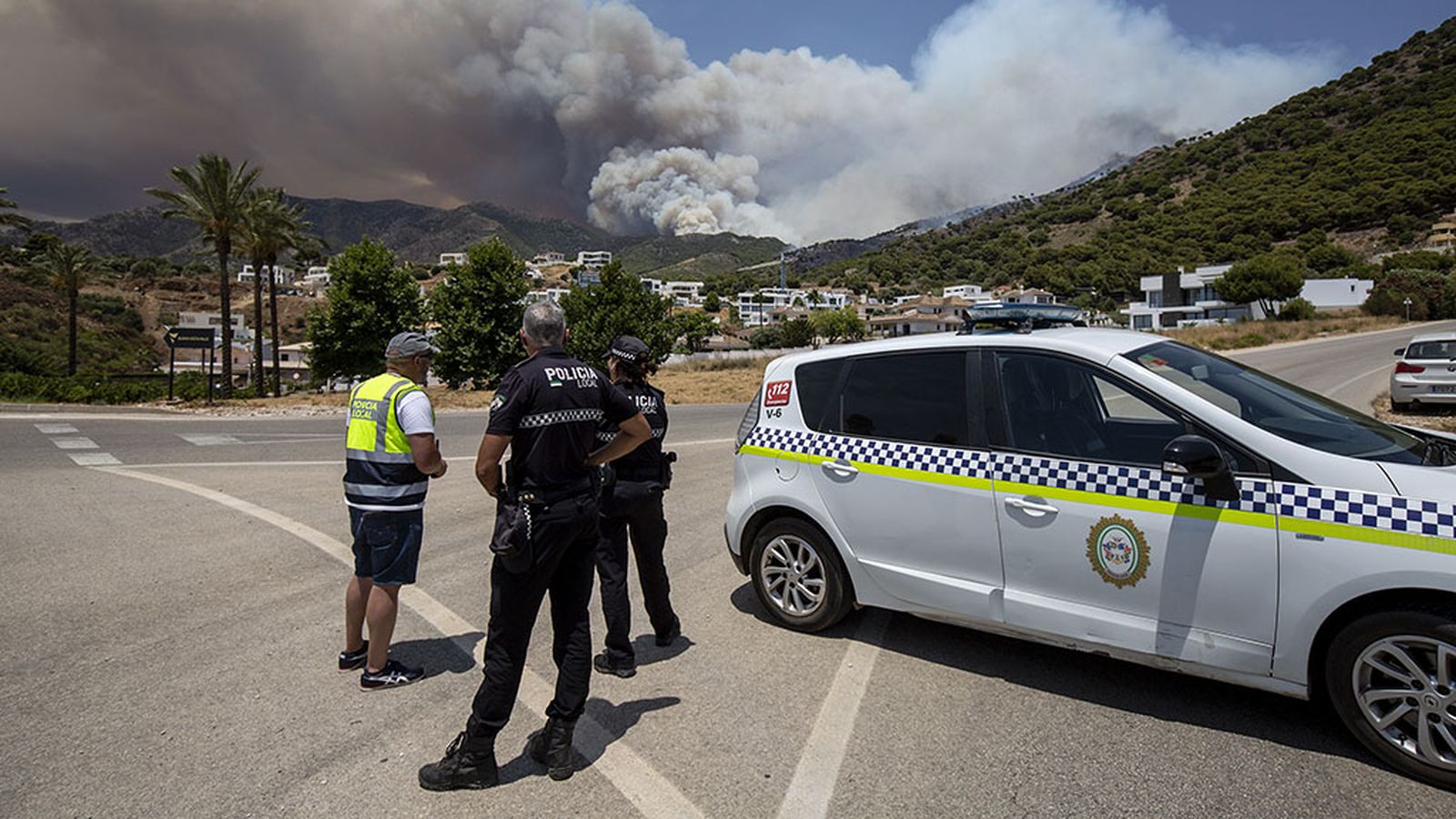 Policías en el incendio de MIjas
