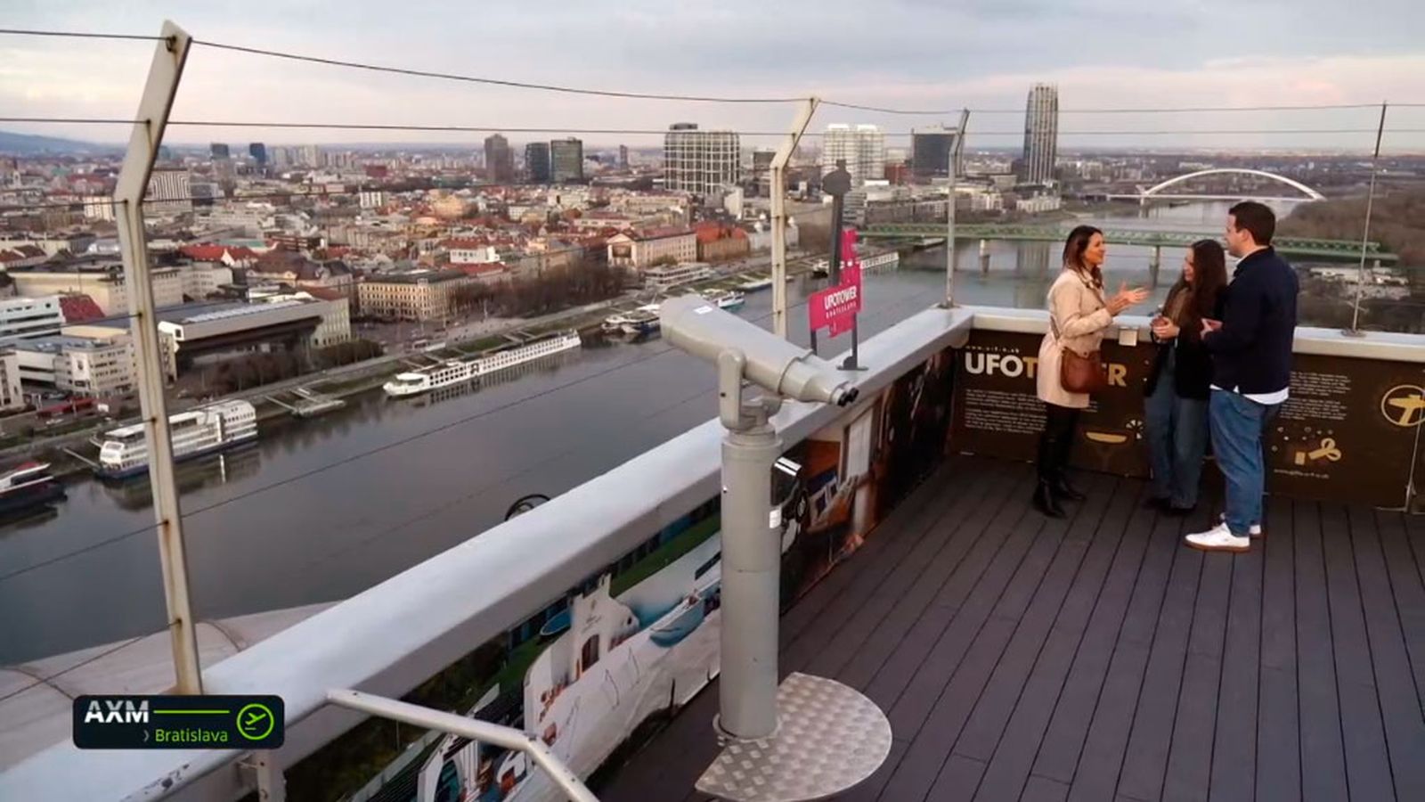 Antonio y Maite nos llevan al mirador de Bratislava desde donde disfrutamos de la vistas del Danubio