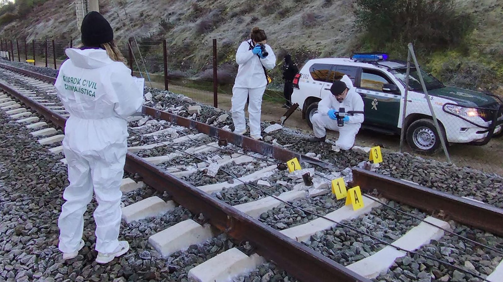 Investigación Guardia civil Adamuz con el trozo de vía cortado