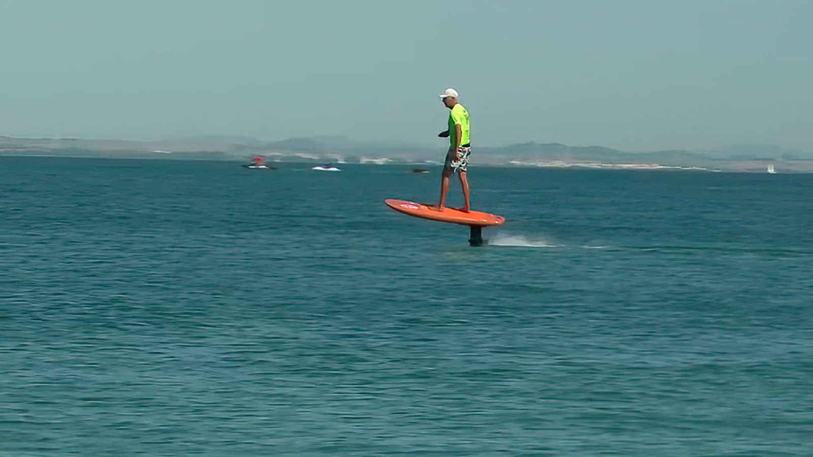 El eFoil, una tabla de surf con motor para 'volar' en las playas de Rota