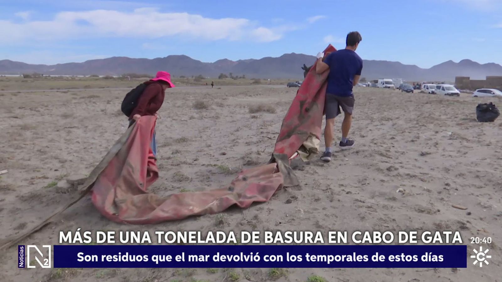 El mar devuelve la basura tras el temporal en Cabo de Gata
