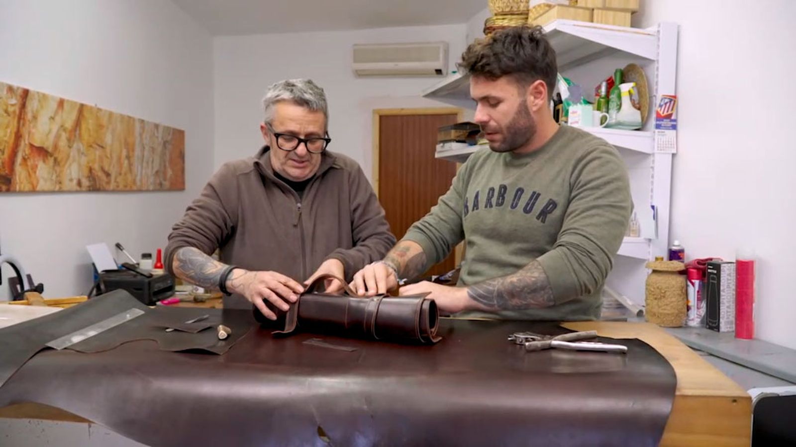 Bosco aprende a elaborar una manta de cuero para cuchillos en Aldeaquemada
