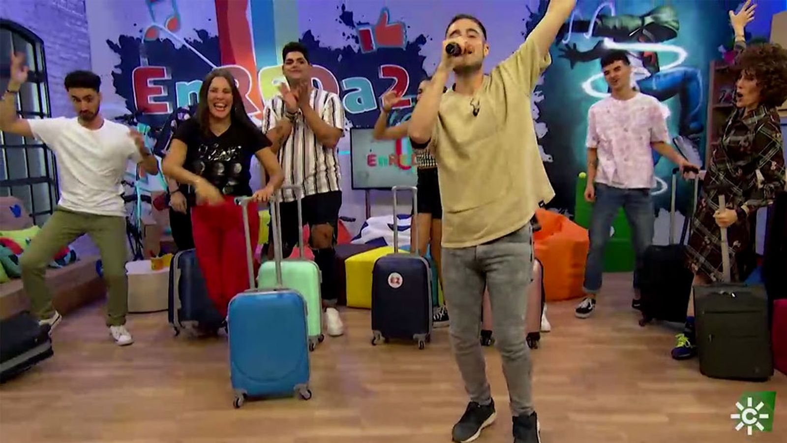 Giulia Pompeino y Adrián Campos, influencer y cantante con mucha guasa y mucho ritmo