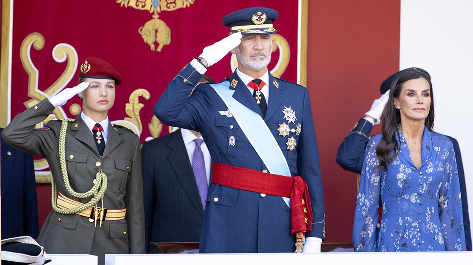 Reyes y princesa de Asturas en el desfile