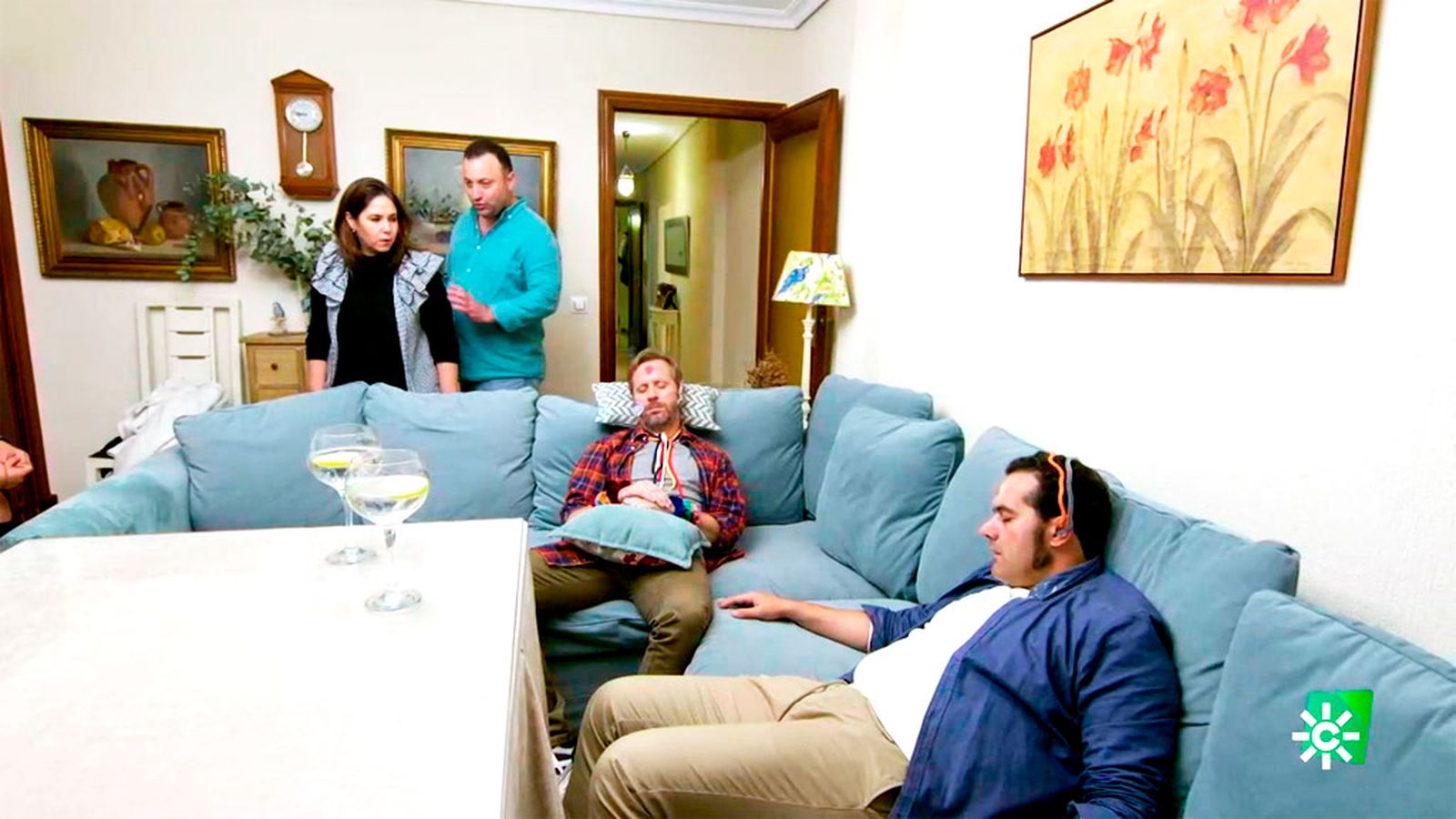 Ser canguros de una familia numerosa deja agotados a Los Compadres