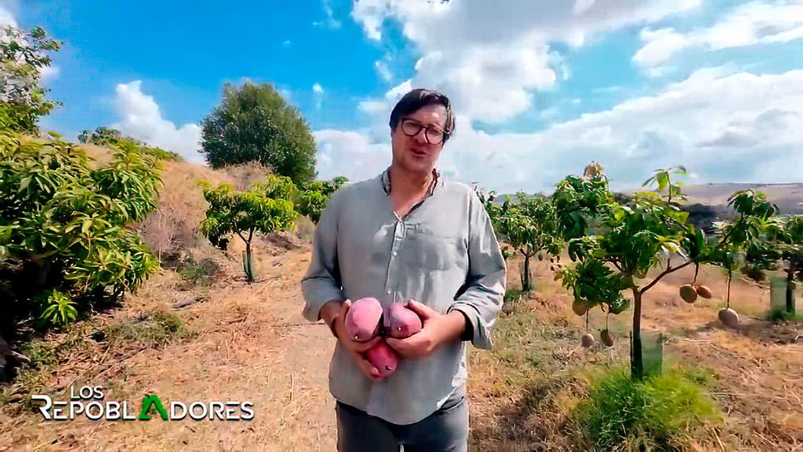 Es belga pero se mudó a Casarabonela donde tiene varias plantaciones de árboles frutales