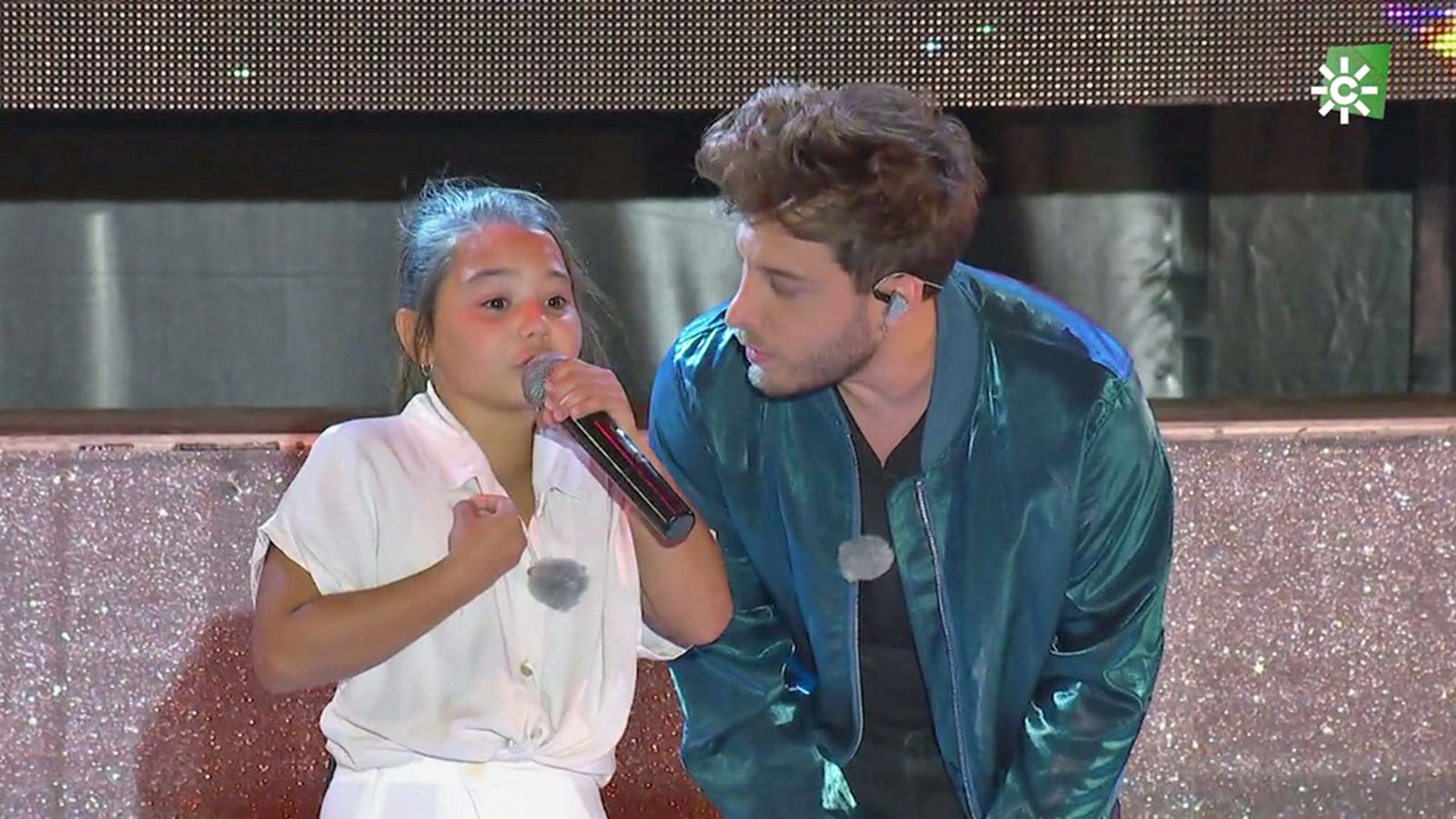 Alba le canta a su abuelo, que es como su padre, Como yo te amo de Rocío Jurado