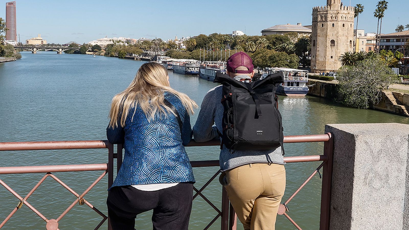 turistas guadalquivir torre del oro