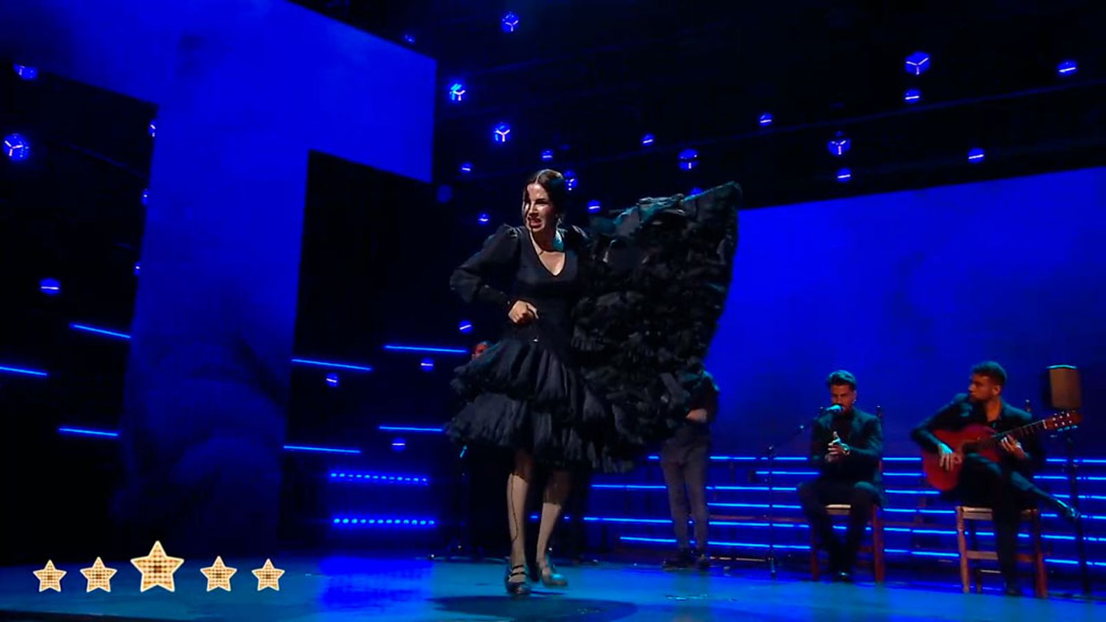 Rocío Garrido majestuosa bailando una seguiriya con bata de cola