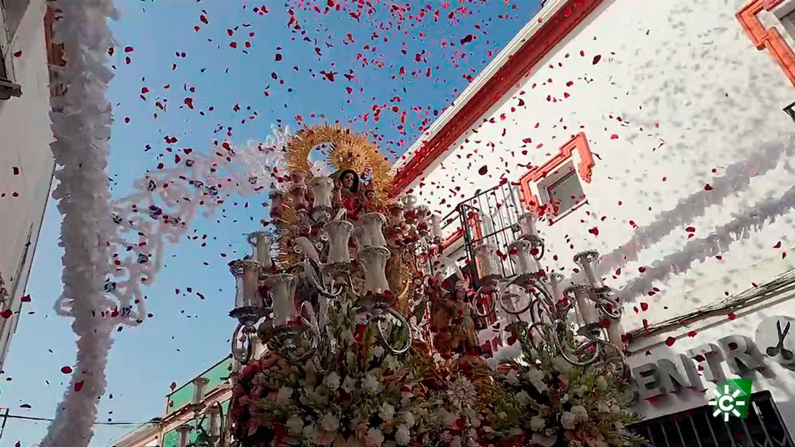 Carrión de los Céspedes se viste de fiesta con la salida de la Virgen del Rosario