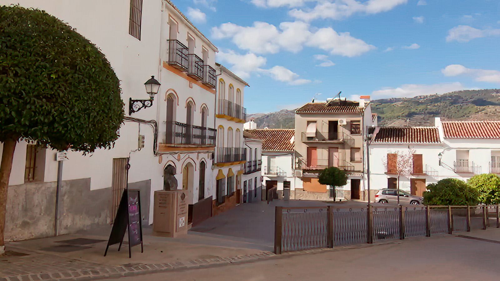 La vida de El Burgo pasa por su calle Real