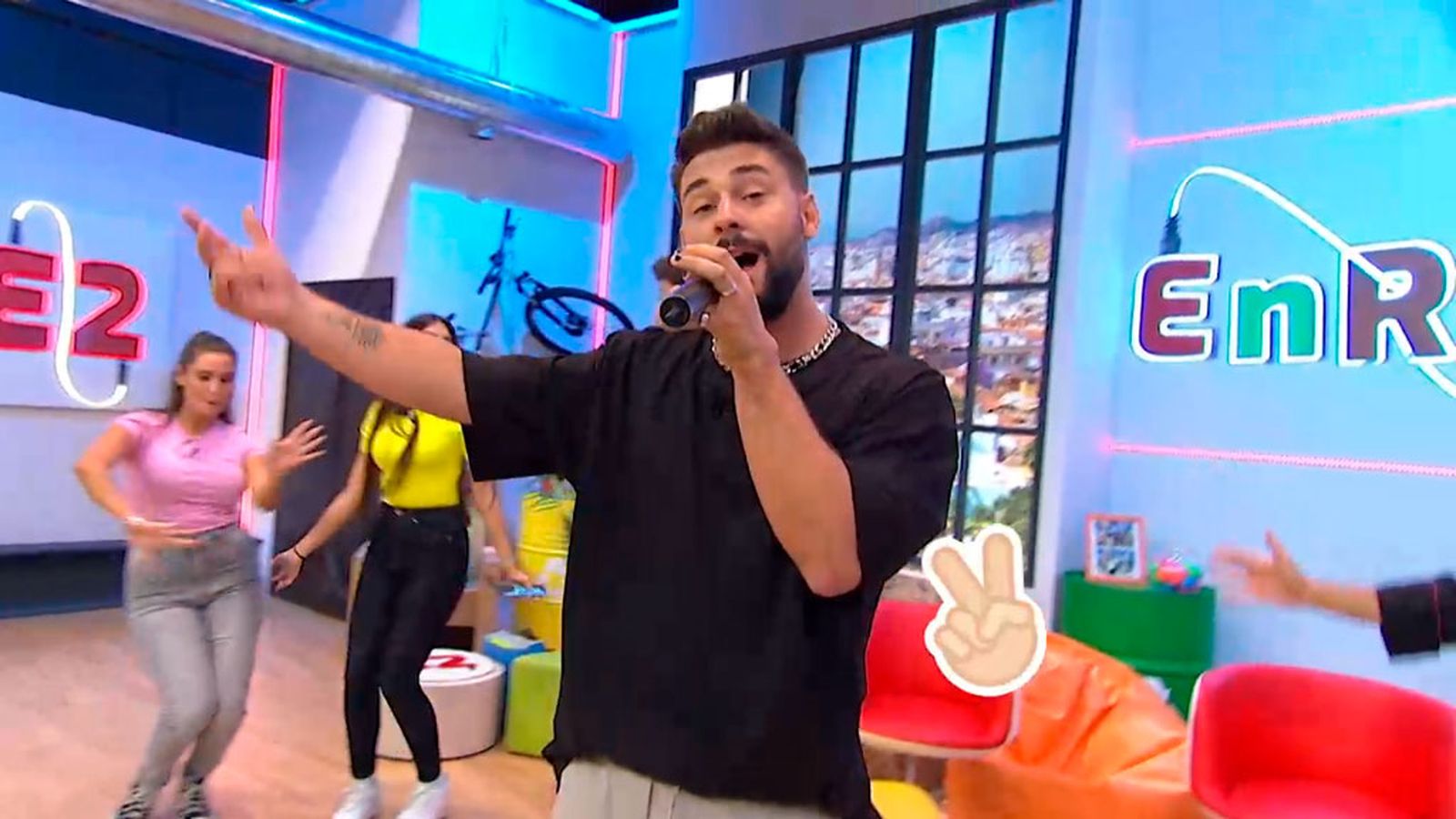 J. Kabello canta y baila a ritmo de 'Monocromático'