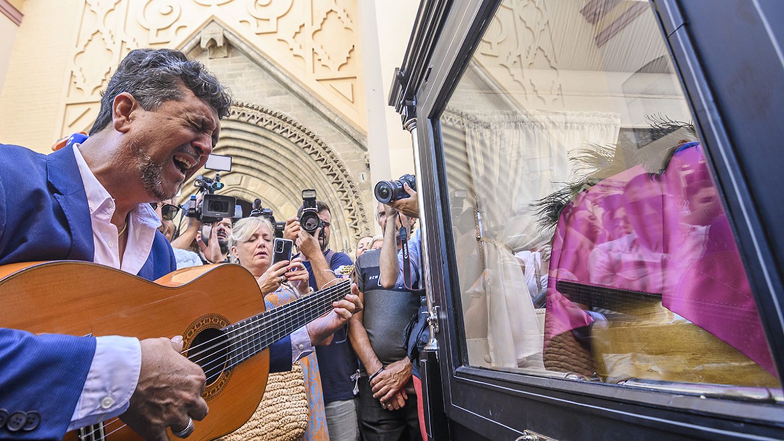 Sevilla le canta a María Jiménez