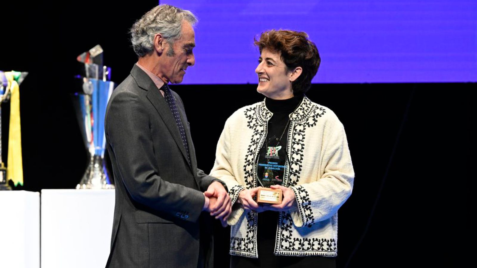 Juan Tribuna premio a la selección femenia