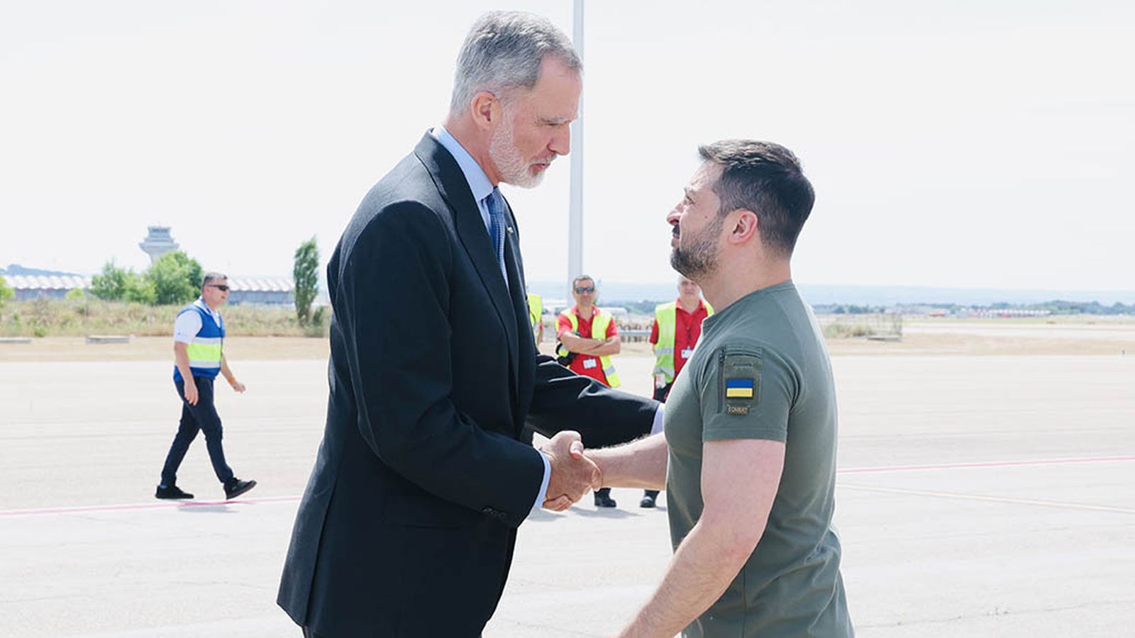 Foto rey recibe a Zelenski a pie de pista de aeropuerto