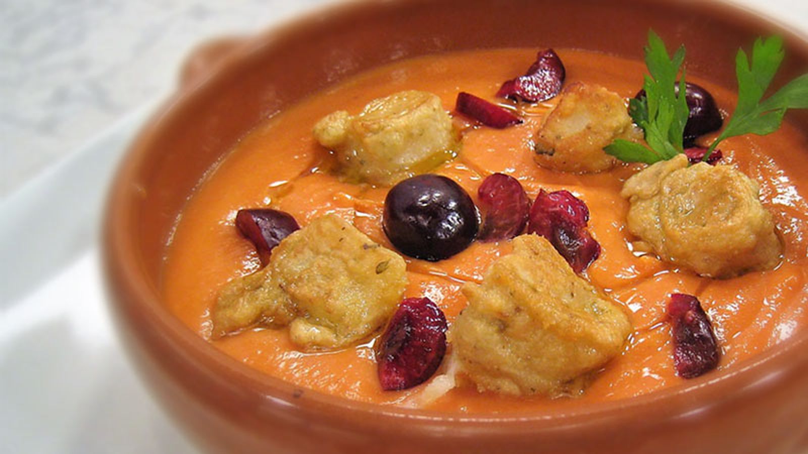 800x450  Cómetelo (Salmorejo con cerezas y crujiente de queso)