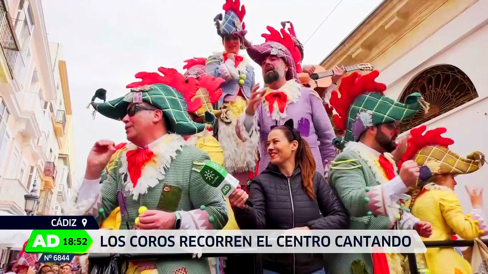 El lunes de coros hace que las calles de Cádiz se conviertan en todo un espectáculo