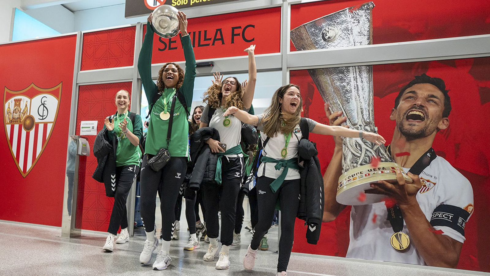 Ganadoras copa voleibol en el Ayuntamiento de Dos Hermanas